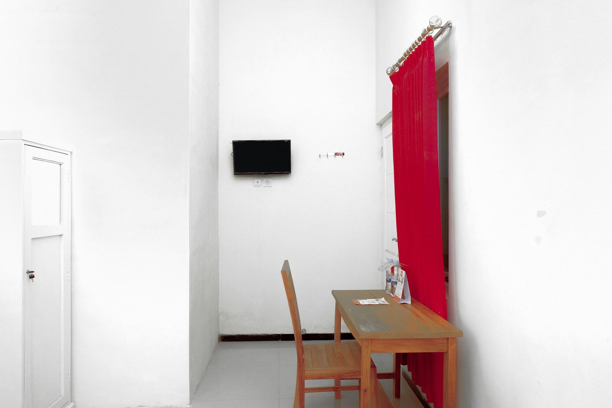 Oyo 314 Emas 23 Guest House Syariah Malang Buitenkant foto