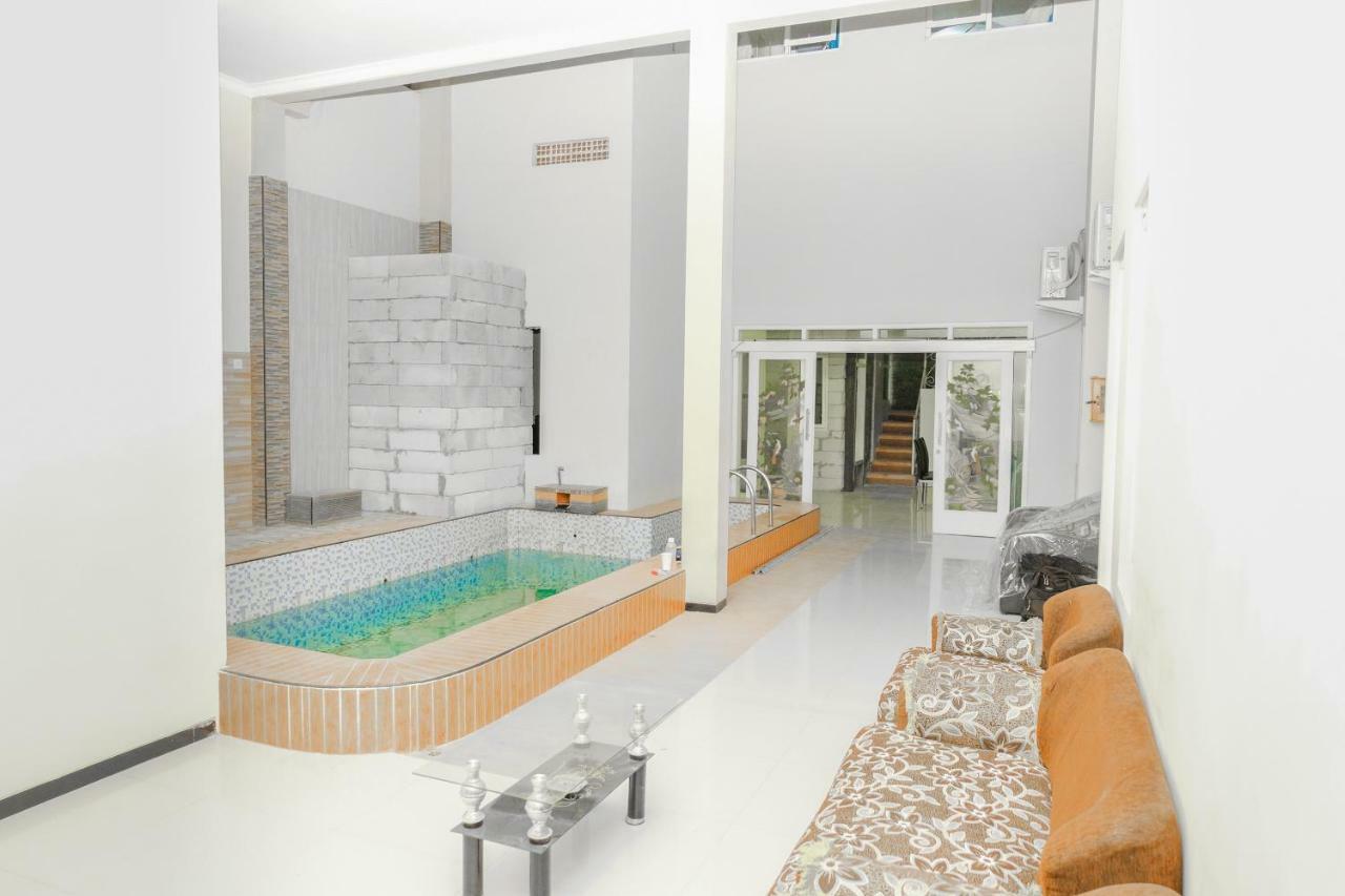 Oyo 314 Emas 23 Guest House Syariah Malang Buitenkant foto